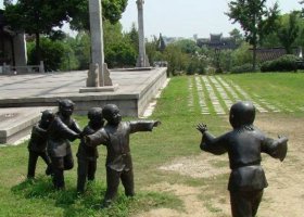 公園玩老鷹捉小雞的小孩小品銅雕 老鷹雕塑作品紅色霸氣價(jià)格表