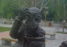 公園吃涼皮的人物銅雕 