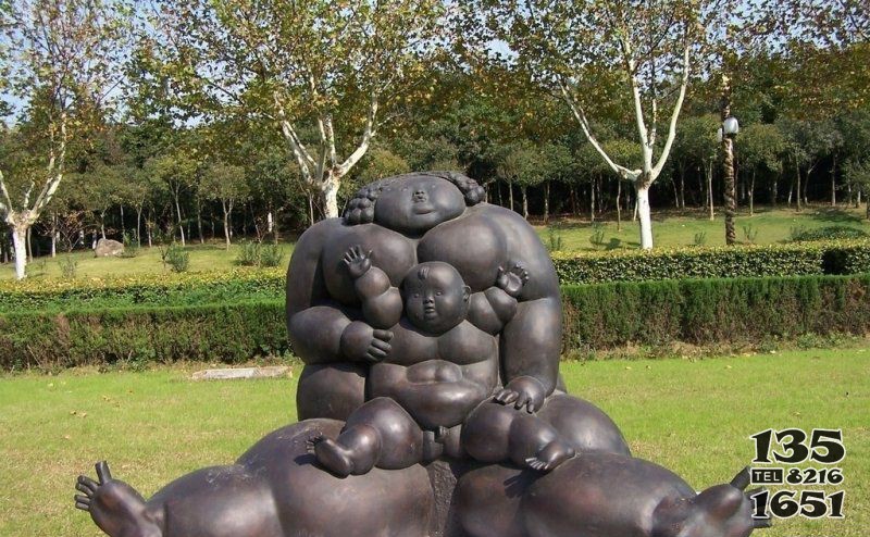 公園胖母子人物銅雕 母子雕塑作品具象水牛溫馨圖片