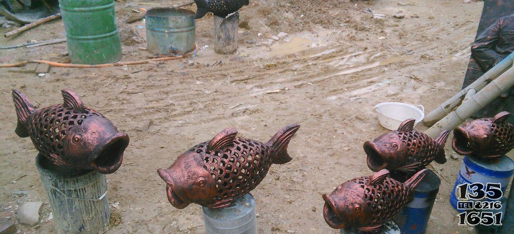小區(qū)鏤空魚銅雕 圖片