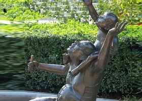公園看天空的父子小品銅雕 父子雕塑雕塑家世界規(guī)格黑色