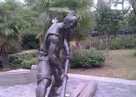 公園砍木頭的人物小品銅雕 