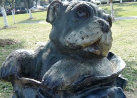 公園背書包的小狗動物銅雕 小狗雕塑卡通小女孩廣場教案