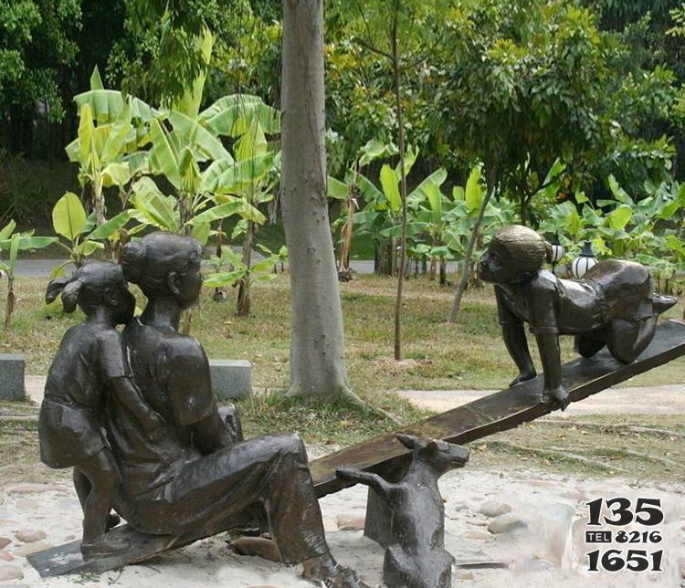 銅雕公園玩蹺蹺板人物雕塑 圖片