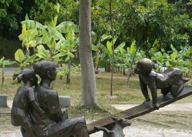 銅雕公園玩蹺蹺板人物雕塑 