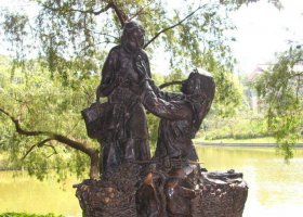 公園喂母親吃荔枝的女孩小品銅雕 女孩雕塑大全手臂簡筆古風(fēng)