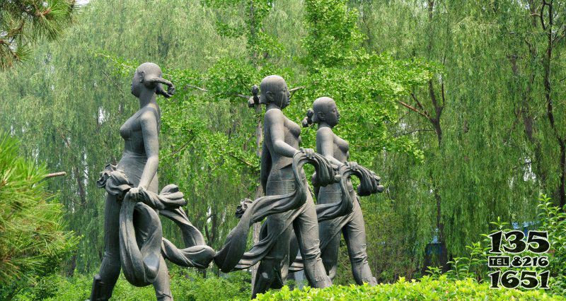 公園踩高蹺的人物小品銅雕 圖片