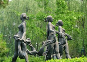 公園踩高蹺的人物小品銅雕 