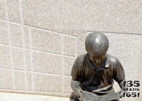 校園看書的學生人物銅雕 學生雕塑手工環(huán)境包包舞蹈