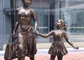 銅雕現(xiàn)代人物步行街母女逛街雕塑擺件加工 母女雕塑寓意傳統(tǒng)雕像抽象