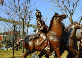公園古代女人騎馬景觀銅雕 女人雕塑人和鸚鵡鑰匙仙女