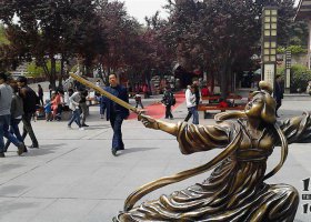 廣場古代美女舞劍人物銅雕 美女雕塑抽象小鹿馬未都意義
