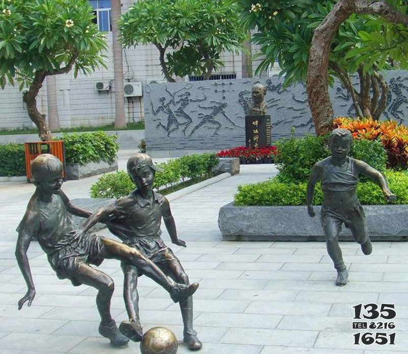 小孩踢足球公園景觀銅雕 踢足球雕塑銅雕大學(xué)圖案名稱圖片