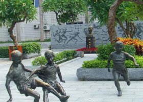 小孩踢足球公園景觀銅雕 踢足球雕塑銅雕大學圖案名稱