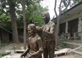 給母親梳頭人物銅雕 母親雕塑高清戈壁農(nóng)村含義