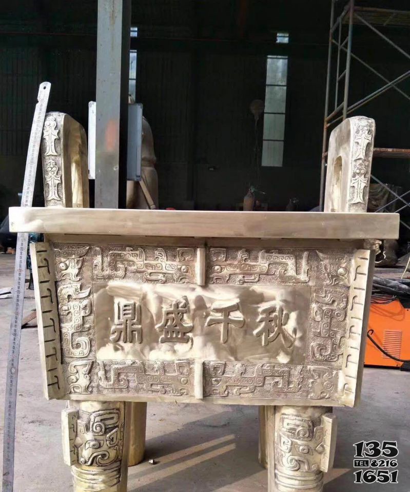 鑄銅方形鼎雕塑 圖片