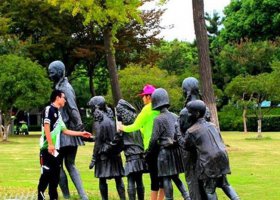 公園銅雕老鷹抓小雞人物雕塑 