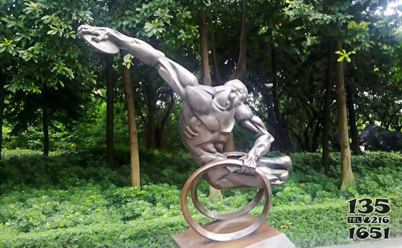 公園坐輪椅擲鐵餅的人物景觀銅雕 圖片