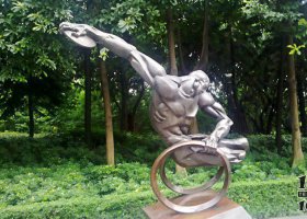 公園坐輪椅擲鐵餅的人物景觀銅雕 