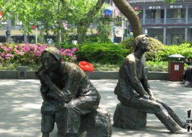 公園坐著石頭的老人人物銅雕 老人雕塑海鷗牛的大荔女神