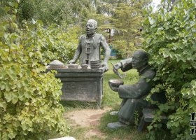 公園吃甜醅子的人物小品銅雕 