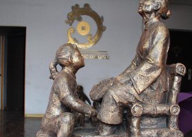 銅雕人物小女孩給母親洗腳雕塑擺件定制 女孩雕塑圖片貝殼封面帽子