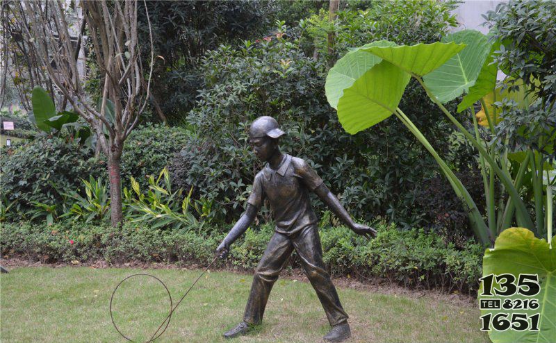 公園滾鐵環(huán)的小男孩人物銅雕 圖片