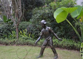 公園滾鐵環(huán)的小男孩人物銅雕 