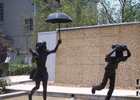 校園雨中的小學(xué)生人物銅雕 小學(xué)生雕塑制作人像年級繪畫