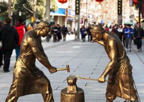 古代打鐵匠民俗銅雕 