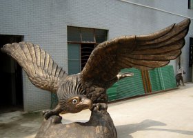 動物擺件銅雕雕塑定制大型老鷹仿銅雄鷹展翅擺件動物藝術品 老鷹雕塑圖片人工湖陳禮忠松樹