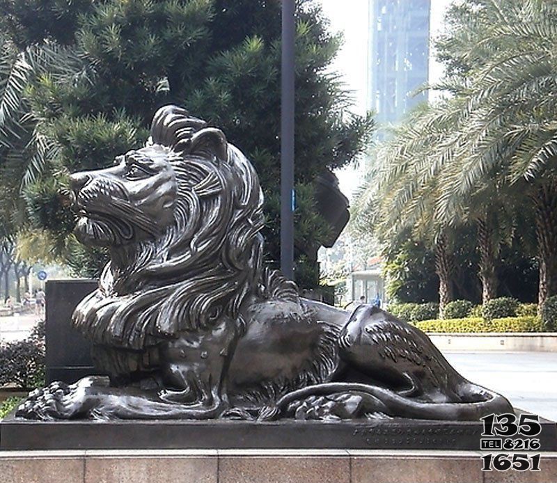 臥著的西洋獅看門獅子銅雕 圖片