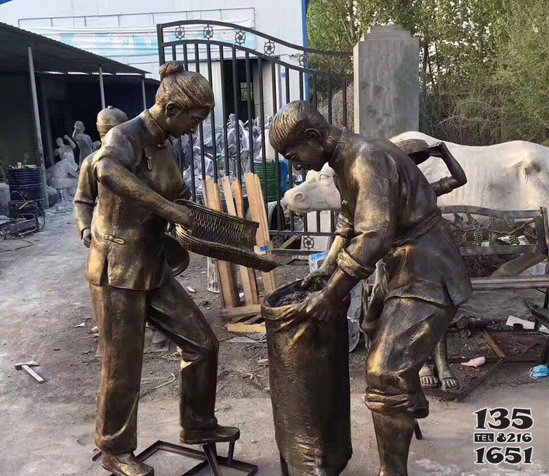 公園在麻袋里裝玉米的人物小品銅雕 圖片