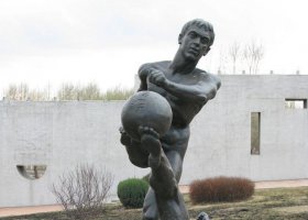 公園踢球的人物小品銅雕 