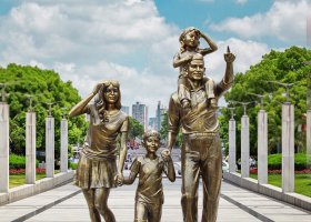 公園逛街幸福一家人銅雕 一家人雕塑一家筆畫頭像背景