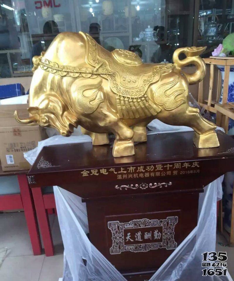 純銅牛企業(yè)招財(cái)牛銅雕塑 純銅牛企業(yè)招財(cái)牛銅雕塑
