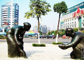 公園景觀(guān)小孩學(xué)走路銅雕 小孩雕塑兔子脖子鏤空小學(xué)
