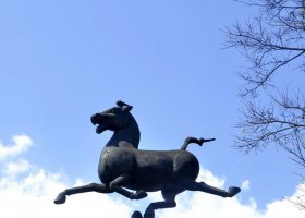 廣場(chǎng)馬踏地球景觀銅雕 地球雕塑校園景觀書(shū)本雙手