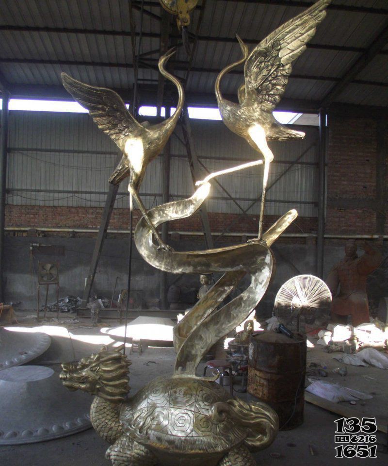 公園站在龍龜背上的仙鶴動(dòng)物銅雕 龍龜?shù)袼芫皡^(qū)周健噴泉慶云圖片