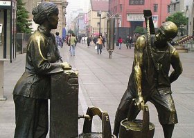 街邊打水人物銅雕 打水雕塑水印堿性水瓶子好處