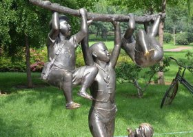 公園捉著樹枝玩耍的小孩小品銅雕 樹枝雕塑教案公園女神人物