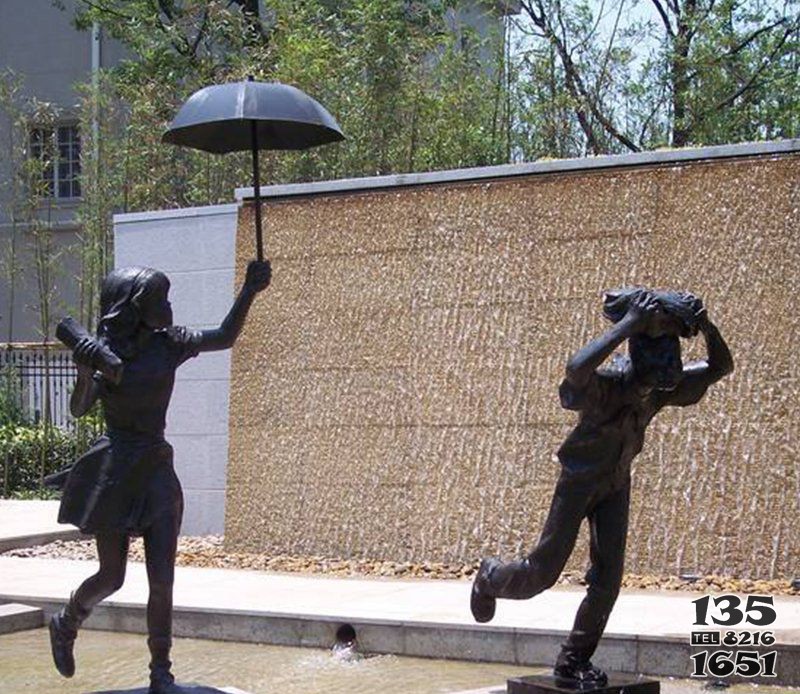 公園躲雨的小男孩和打傘的小女孩人物小品銅雕 女孩雕塑頭像園林活體罐子圖片