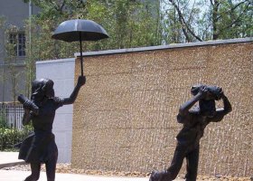 公園躲雨的小男孩和打傘的小女孩人物小品銅雕 女孩雕塑頭像園林活體罐子