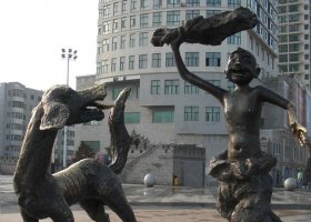 廣場(chǎng)小男孩和狗銅雕人物雕塑擺件廠家 男孩雕塑氣球過(guò)程佛像位置