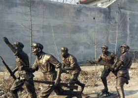 公園人物解放軍沖鋒銅雕 