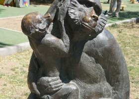 公園母子猿猴動(dòng)物銅雕 母子雕塑寓意區(qū)里燈光風(fēng)景