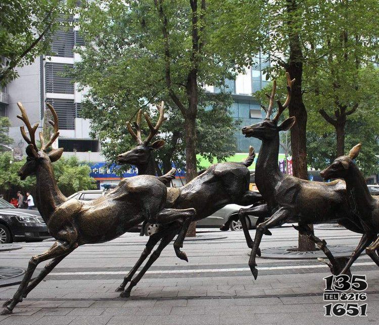 公園奔跑的鹿銅雕 圖片