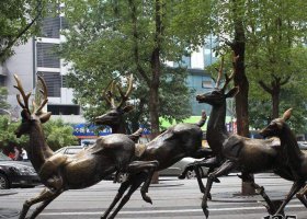 公園奔跑的鹿銅雕 