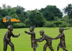 公園玩老鷹捉小雞的兒童小品銅雕 老鷹雕塑作品房頂錢一只人形
