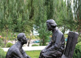 給媽媽洗腳人物公園景觀玻璃鋼仿銅擺件 洗腳雕塑人物孩子理念女孩子